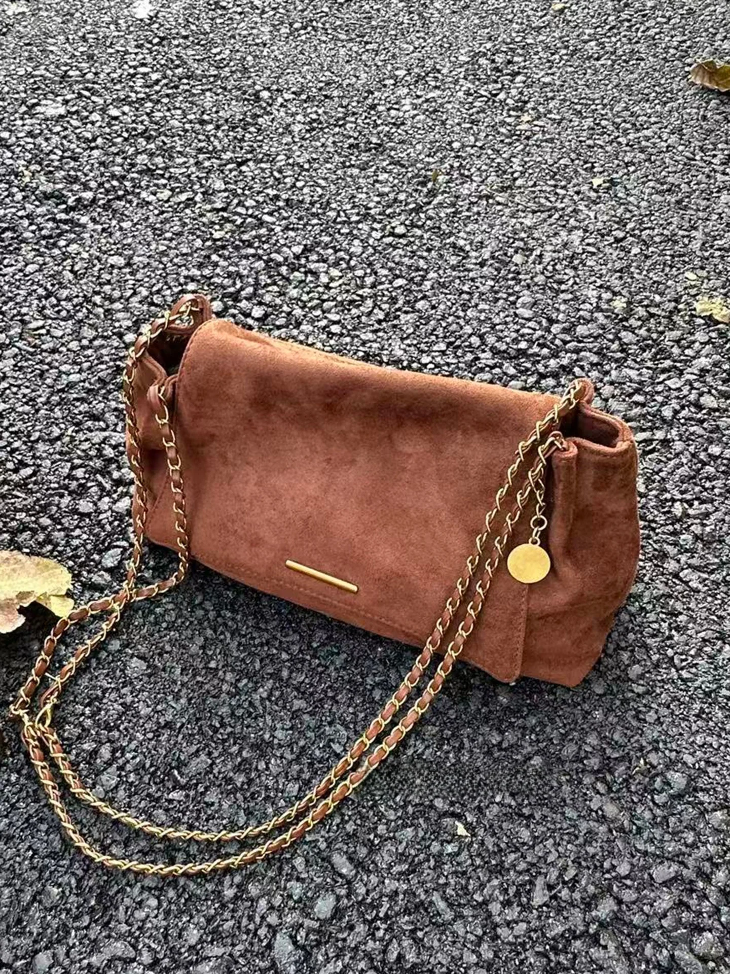 Retro Suede Large Capaci oulder Bag 2026 New Autumn Winter Faion Chain Tote Bag Versatile Commuter Bag for Ladies
Retro Suede Large Capaci oulder Bag 2026 New Autumn Winter Faion Chain Tote Bag Versatile Commuter Bag for Ladies