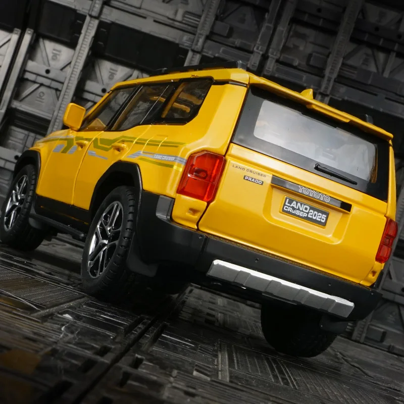 1:24 Toyota Prado LC250 alloy car model doors and the front hood and trunk door can also be opened has sound and lighting
1:24 Toyota Prado LC250 alloy car model doors and the front hood and trunk door can also be opened has sound and lighting