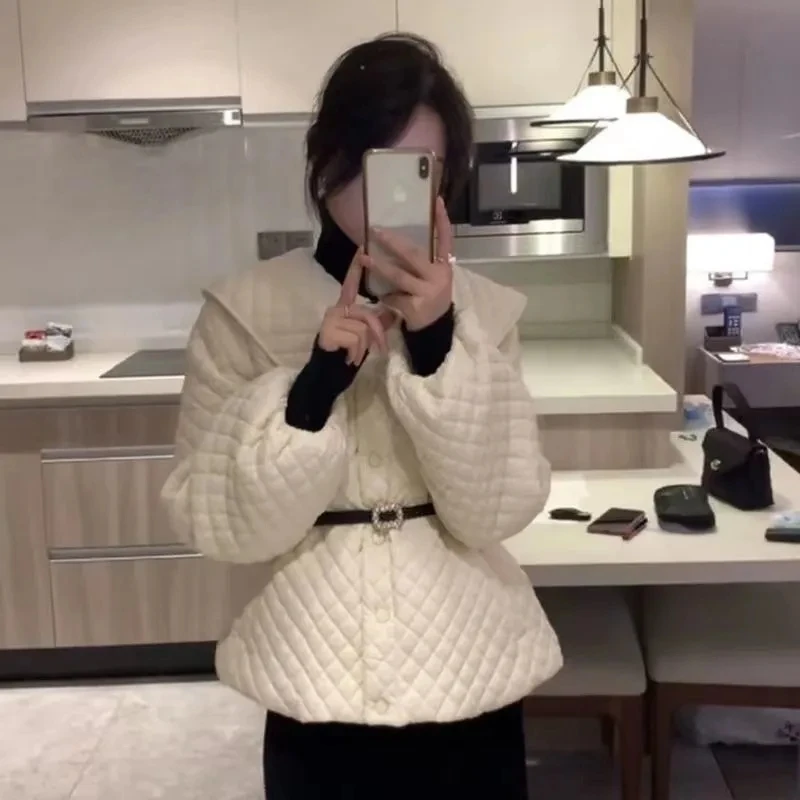2022 Winter Padded Jacket Women Lingge Quilted Doll Collar Coat Vintage Long Sleeves Parka Mujer Single-breasted Belt Outerwear
2022 Winter Padded Jacket Women Lingge Quilted Doll Collar Coat Vintage Long Sleeves Parka Mujer Single-breasted Belt Outerwear