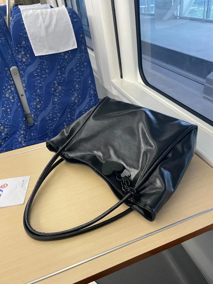 k Color Soft Leather Large Capaci Tote Bag Heart Design Handbag oulder Bag Korean Sle Faionable New 2025 Handbag
k Color Soft Leather Large Capaci Tote Bag Heart Design Handbag oulder Bag Korean Sle Faionable New 2025 Handbag