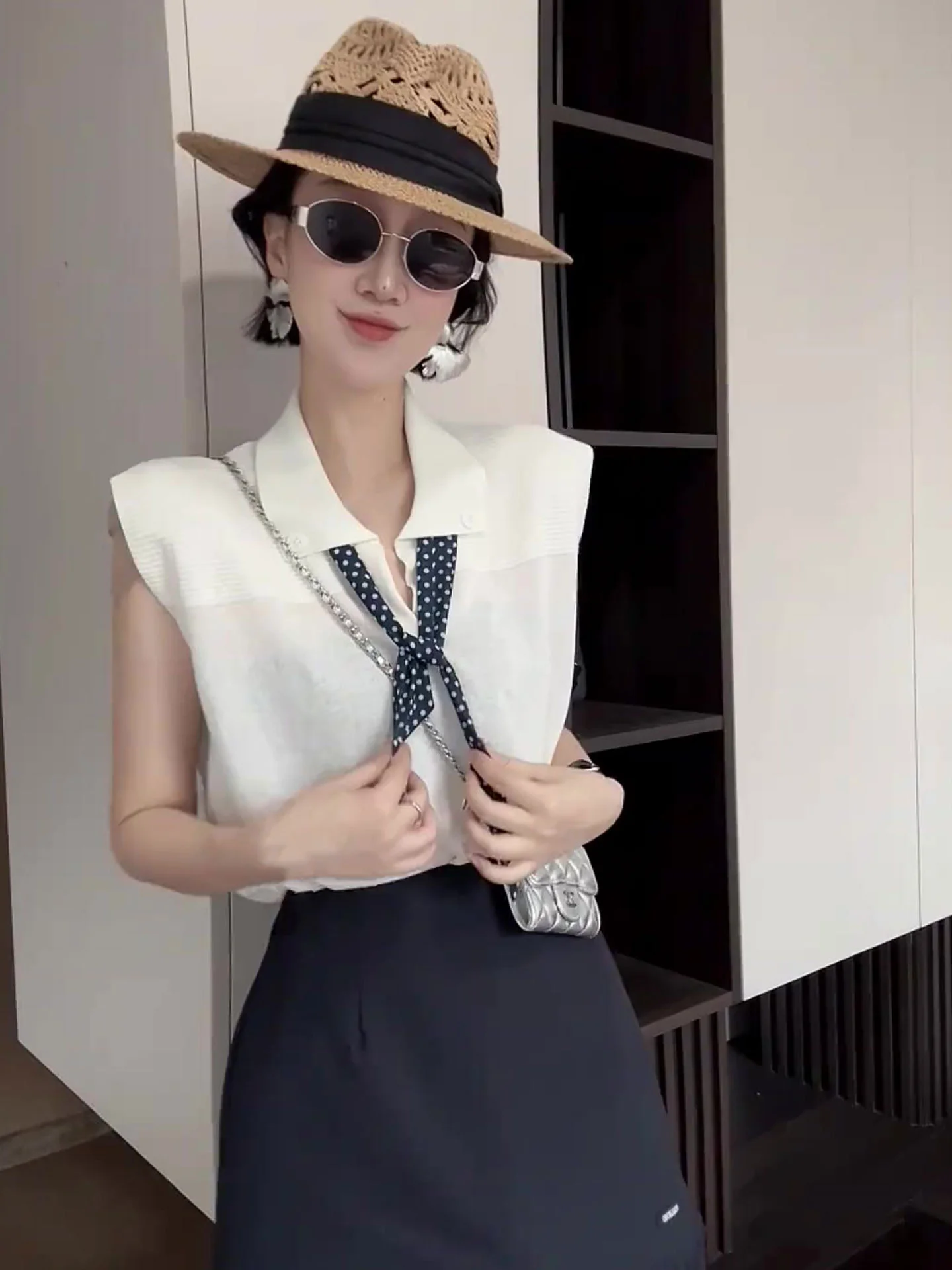 Loose Ice Silk Base irt Svel Collar Comfortable Skin-Friendly Women's Faionable Trendy Summer Top Korean Sle
Loose Ice Silk Base irt Svel Collar Comfortable Skin-Friendly Women's Faionable Trendy Summer Top Korean Sle