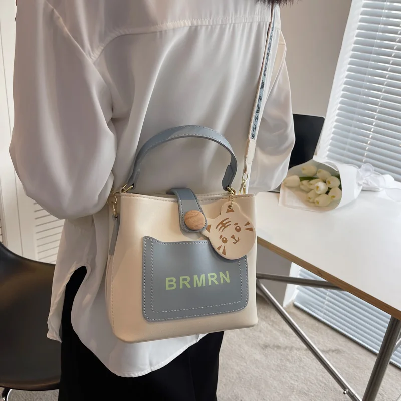 New Trendy Versatile Women's PU Leather Single Shoulder Crossbody Bag Simple Casual Commuting Storage Bucket Bags
New Trendy Versatile Women's PU Leather Single Shoulder Crossbody Bag Simple Casual Commuting Storage Bucket Bags