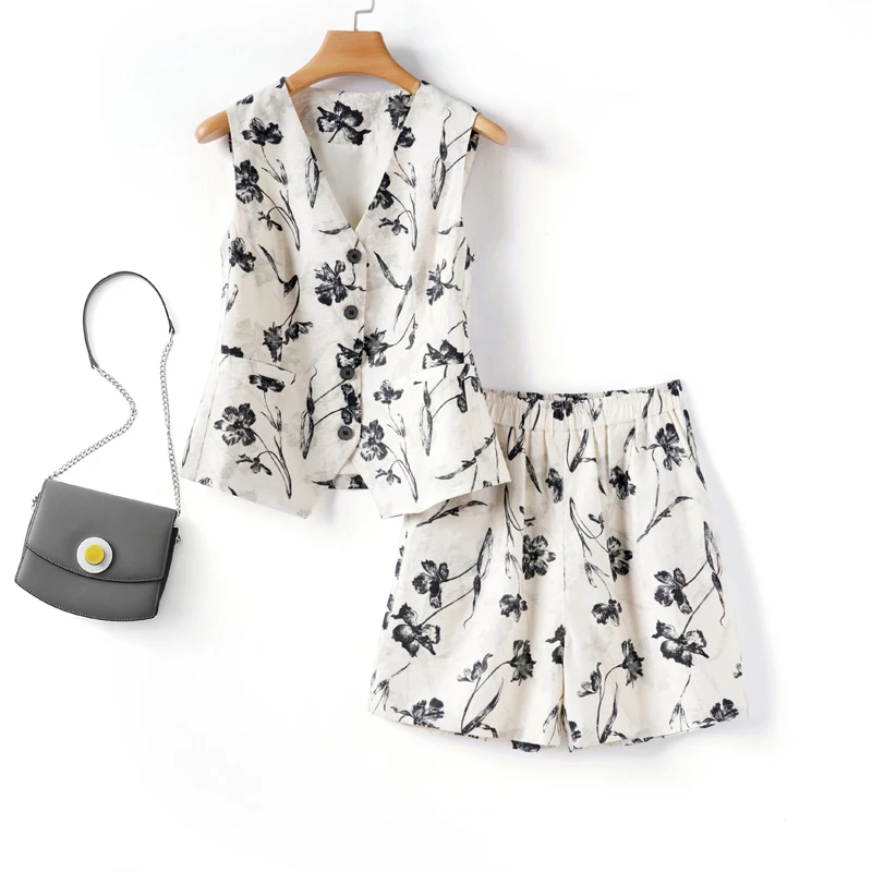 Floral Vest Women's Shorts Fashion Suit Spring and Summer Single-Breasted V Neck Vest Elastic Loose Shorts Two-Piece Set
Floral Vest Women's Shorts Fashion Suit Spring and Summer Single-Breasted V Neck Vest Elastic Loose Shorts Two-Piece Set
