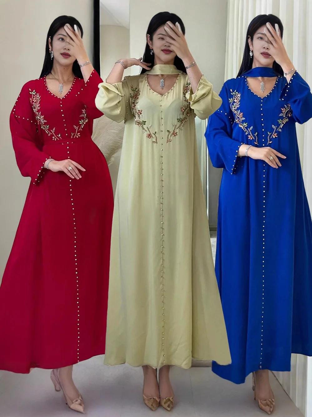 Бирюзовая мусульманская абайя с воротником-стойкой и изысканной цветочной вышивкой, идеально подходящая для исламских праздников и торжеств в честь Рамадана
Бирюзовая мусульманская абайя с воротником-стойкой и изысканной цветочной вышивкой, идеально подходящая для исламских праздников и торжеств в честь Рамадана