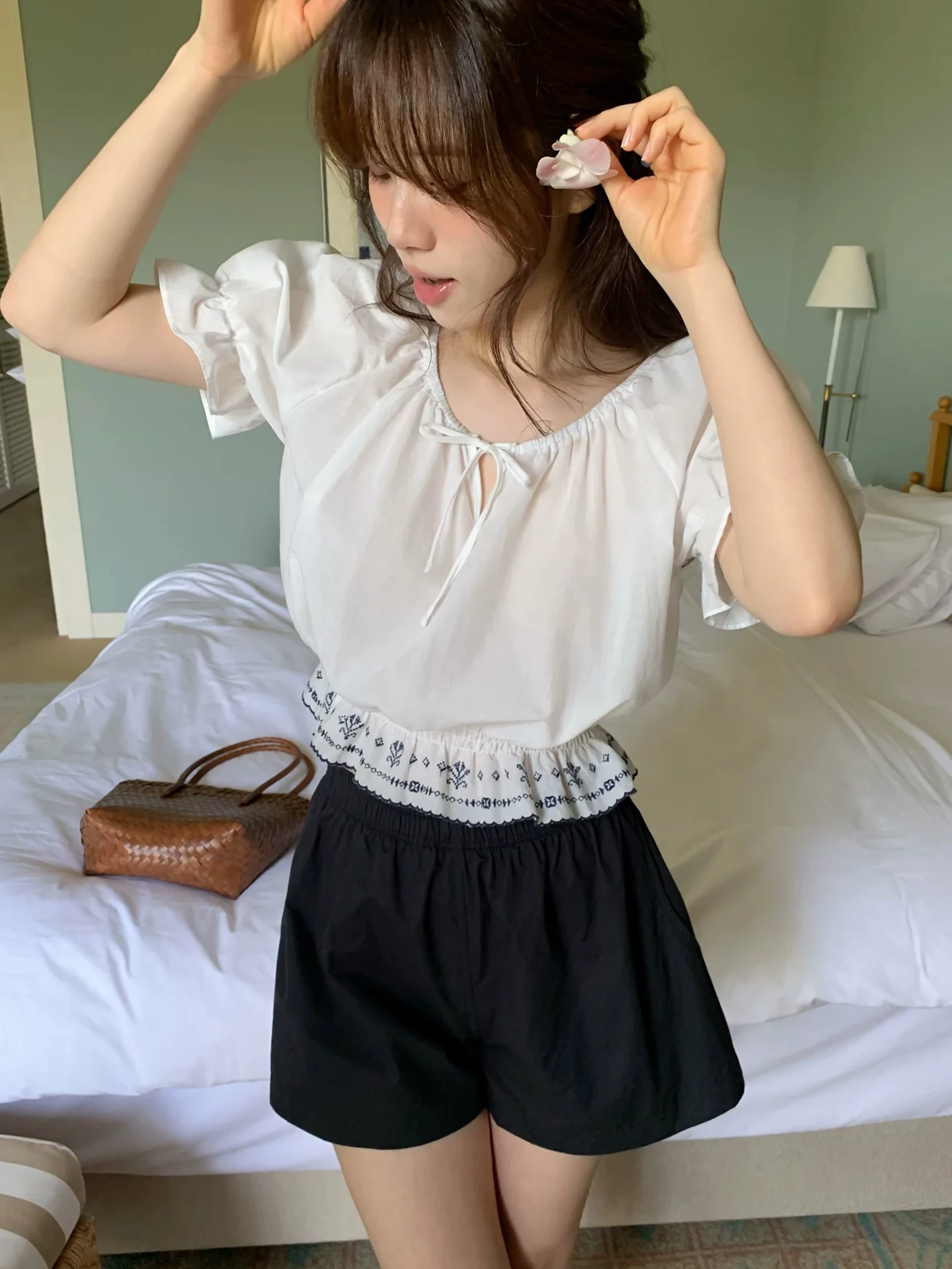 Sweet Unique Bubble Sleeve Embroidered Blouse Women's Summer New Style Design Sense Lace Doll Shirt Short Korean Version
Sweet Unique Bubble Sleeve Embroidered Blouse Women's Summer New Style Design Sense Lace Doll Shirt Short Korean Version