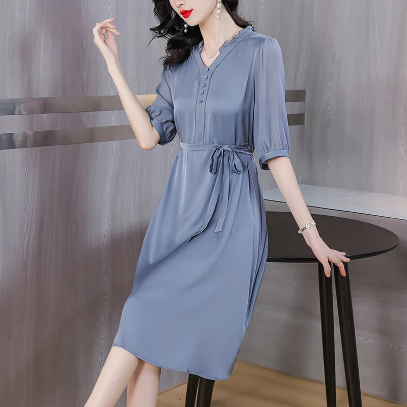 Women's Blue Silk Short Sleeve V-Neck Dress 2023 Summer New Loose Size Large Waist Slim Knee Length Dress Bohemian Robe
Women's Blue Silk Short Sleeve V-Neck Dress 2023 Summer New Loose Size Large Waist Slim Knee Length Dress Bohemian Robe
