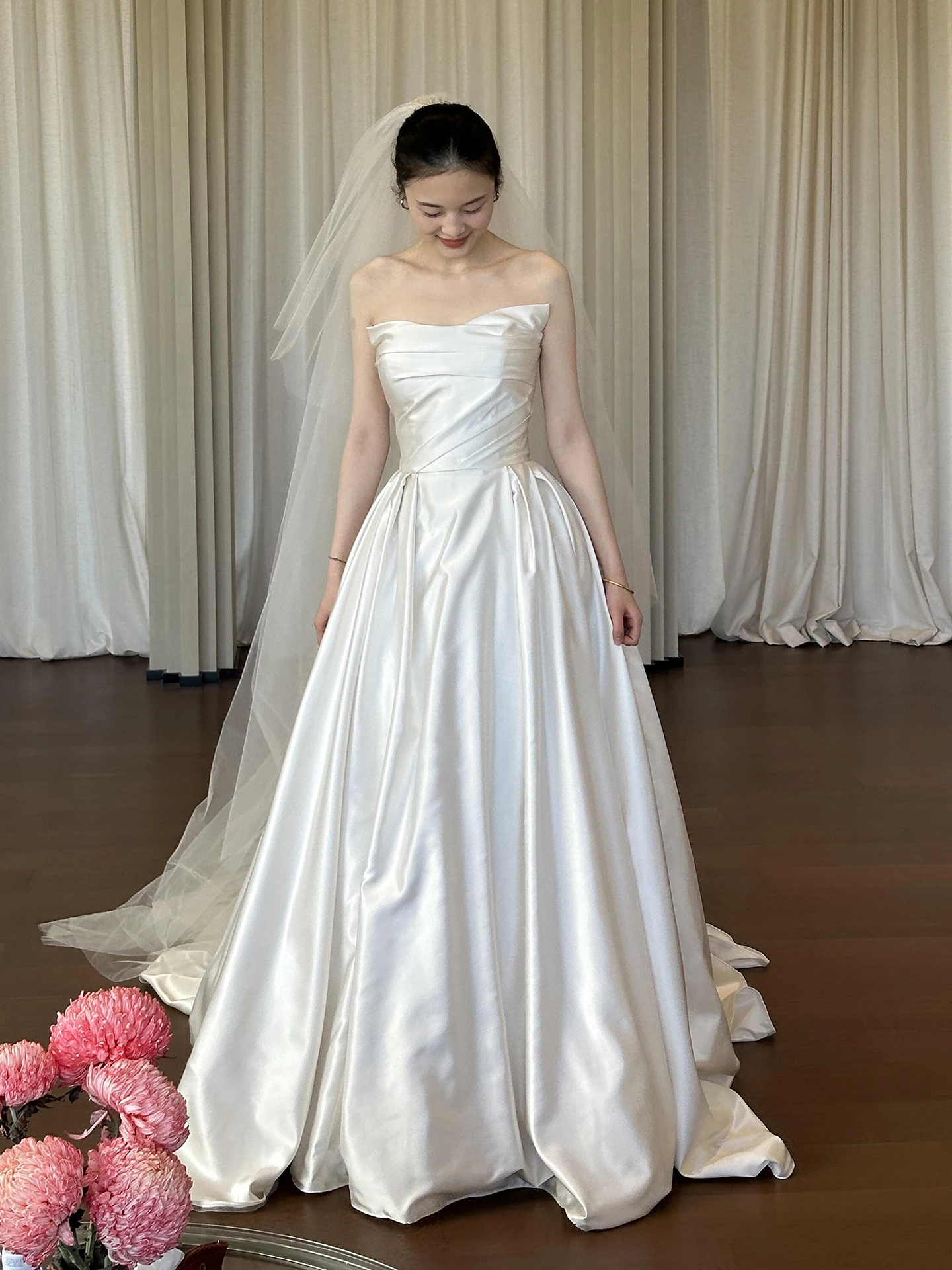 Ретро-сатиновое свадебное платье со шлейфом для помолвочных фотосессий, свадебное платье для церемонии, длинное вечернее платье
Ретро-сатиновое свадебное платье со шлейфом для помолвочных фотосессий, свадебное платье для церемонии, длинное вечернее платье