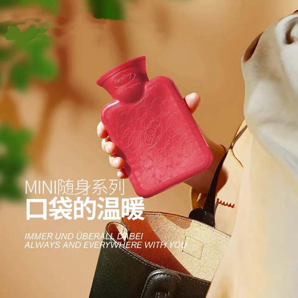 Немецкая импортная портативная серия, карманный мешок для горячей воды из ПВХ с впрыском воды, грелка для рук, маленький и портативный мини-мешок
Немецкая импортная портативная серия, карманный мешок для горячей воды из ПВХ с впрыском воды, грелка для рук, маленький и портативный мини-мешок