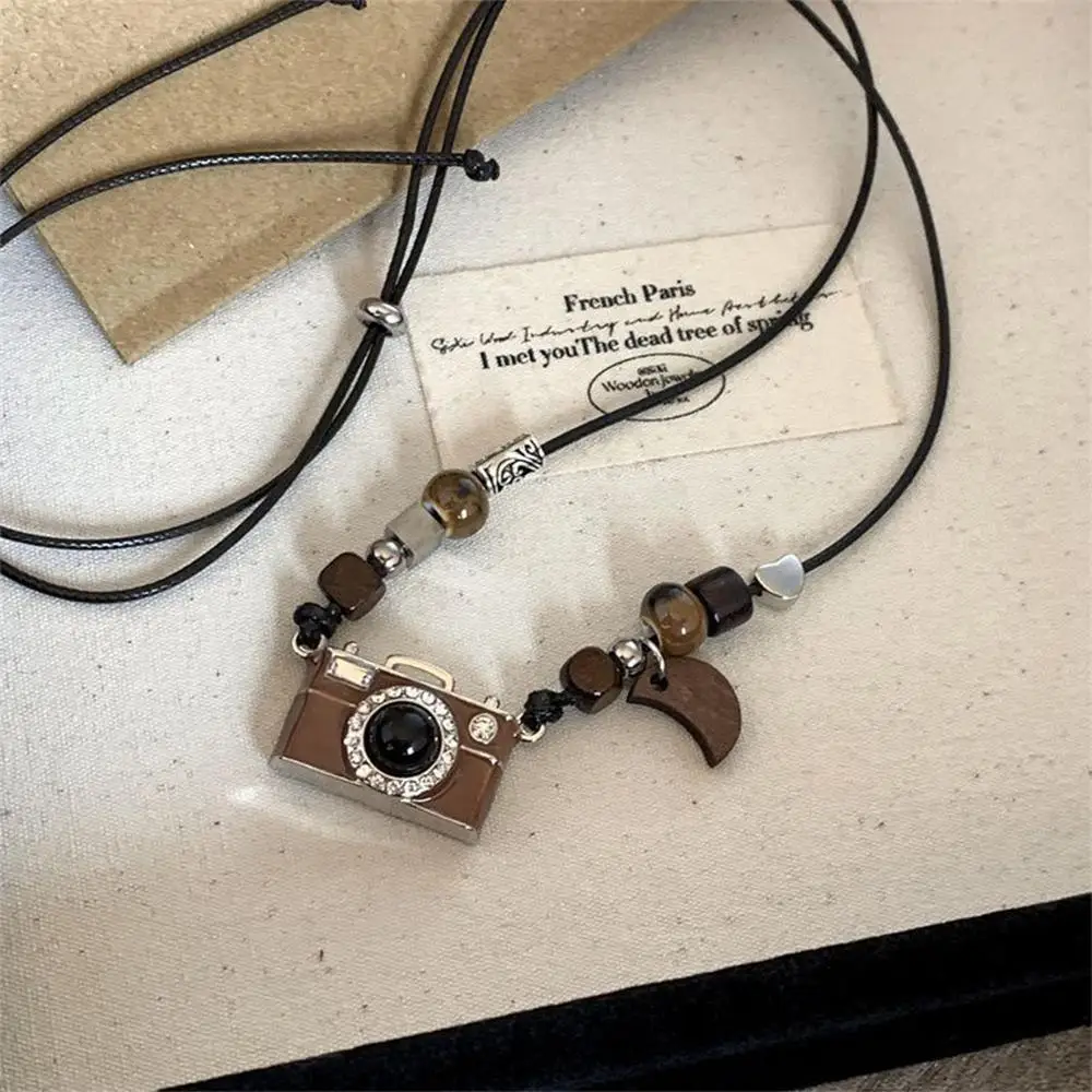 Vintage Brown Camera Pendant Necklace Retro Khaki Hip-Hop Sweater Necklace Unique Luxury Style Long Chain Necklace
Vintage Brown Camera Pendant Necklace Retro Khaki Hip-Hop Sweater Necklace Unique Luxury Style Long Chain Necklace