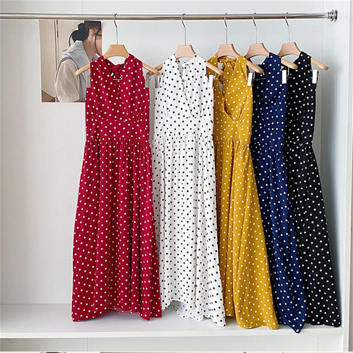 Hepburn style Hanging neck Polka Dot Dress Summer 2025 New Fashion Temperament Sleeveless Backless Bandage Dress
Hepburn style Hanging neck Polka Dot Dress Summer 2025 New Fashion Temperament Sleeveless Backless Bandage Dress