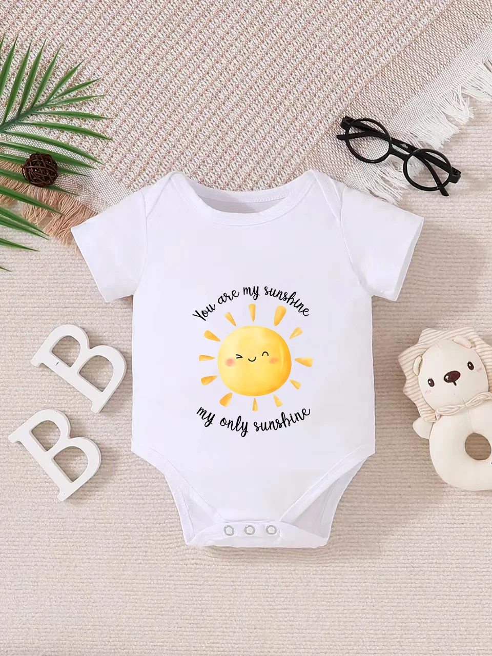Baby short-sleeved triangle bodysuit, fun letter print, button design, easy to care for, suitable for new parents.
Baby short-sleeved triangle bodysuit, fun letter print, button design, easy to care for, suitable for new parents.