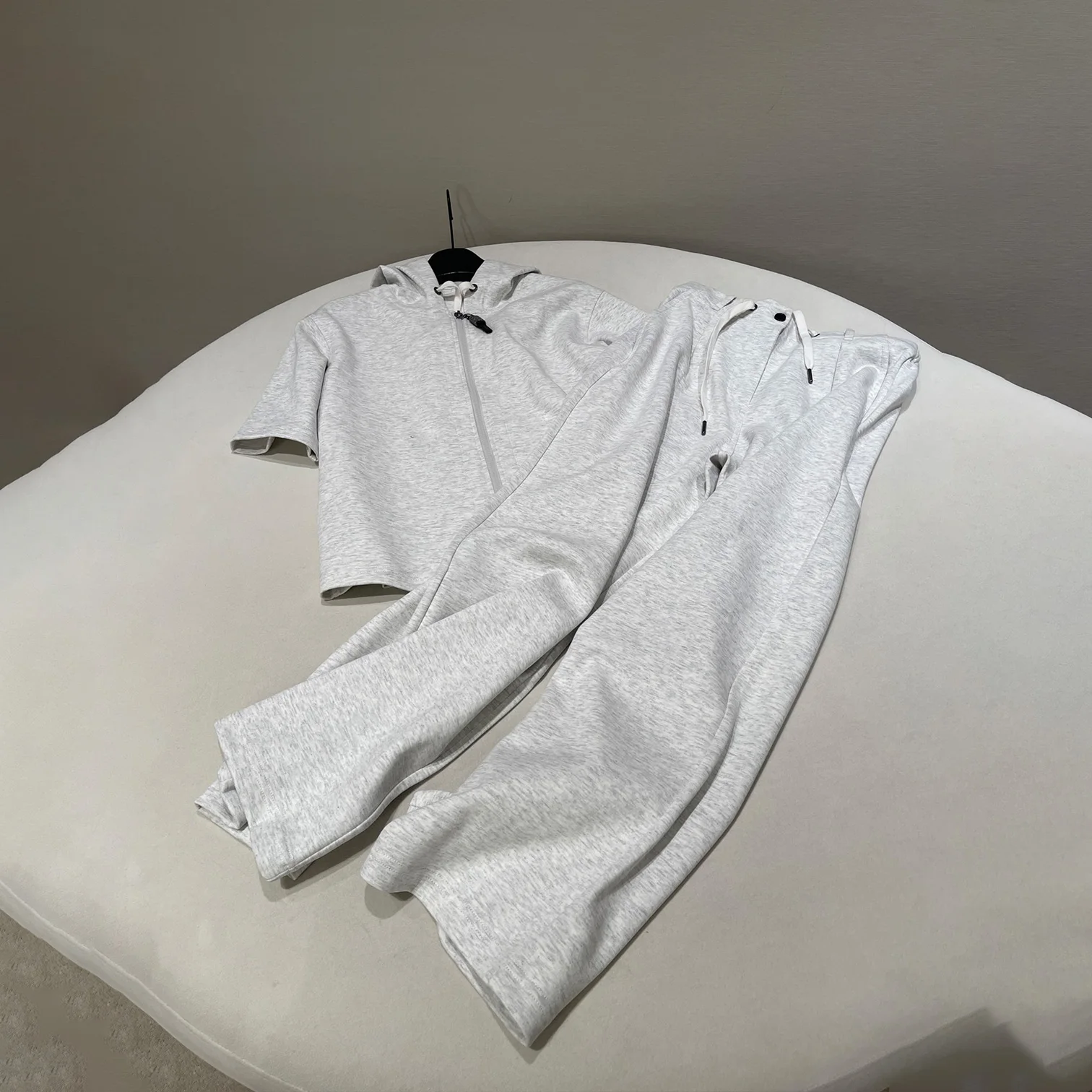 Женская летняя однотонная хлопковая толстовка NIGO на молнии с коротким рукавом и капюшоном, комплект повседневных брюк Ngvp # nigo8468
Женская летняя однотонная хлопковая толстовка NIGO на молнии с коротким рукавом и капюшоном, комплект повседневных брюк Ngvp # nigo8468