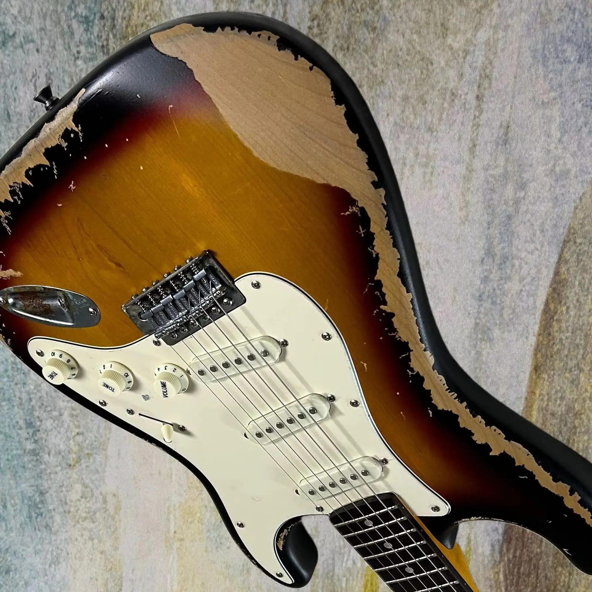 Hot Sale Electric Guitars 21 Frets Vintage Sunburst Color Alder Body Rosewood Fretboard
Hot Sale Electric Guitars 21 Frets Vintage Sunburst Color Alder Body Rosewood Fretboard