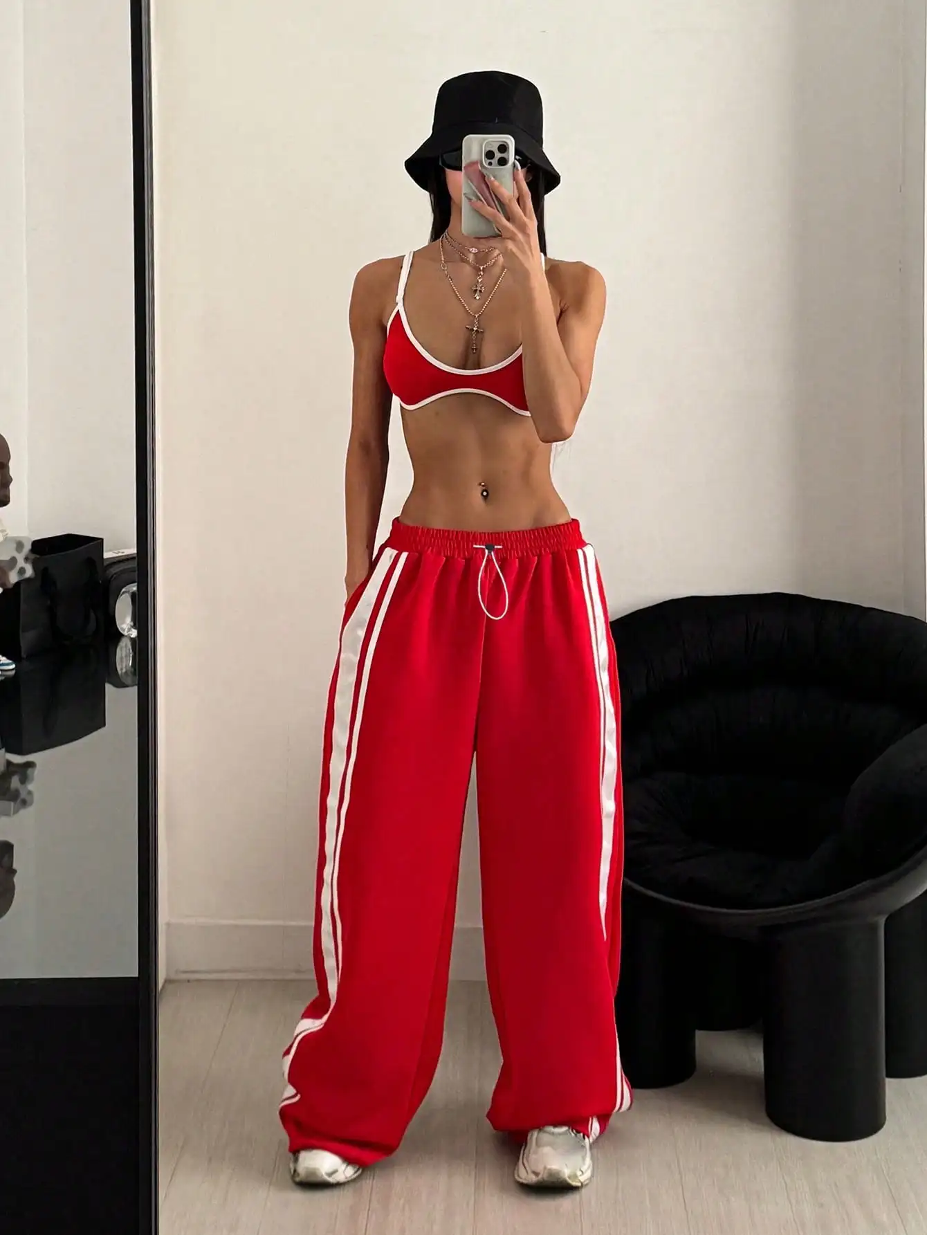 Красно-белый спортивный костюм с контрастной отделкой и регулируемым поясом на шнурке для женщин
Красно-белый спортивный костюм с контрастной отделкой и регулируемым поясом на шнурке для женщин