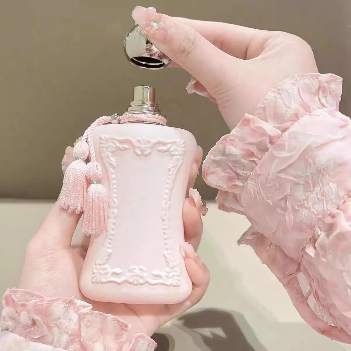 Парфюм Delina обладает сладким фруктовым ароматом и элегантным цветочным запахом, что делает его идеальным выбором для подарков. долговечный аромат
Парфюм Delina обладает сладким фруктовым ароматом и элегантным цветочным запахом, что делает его идеальным выбором для подарков. долговечный аромат