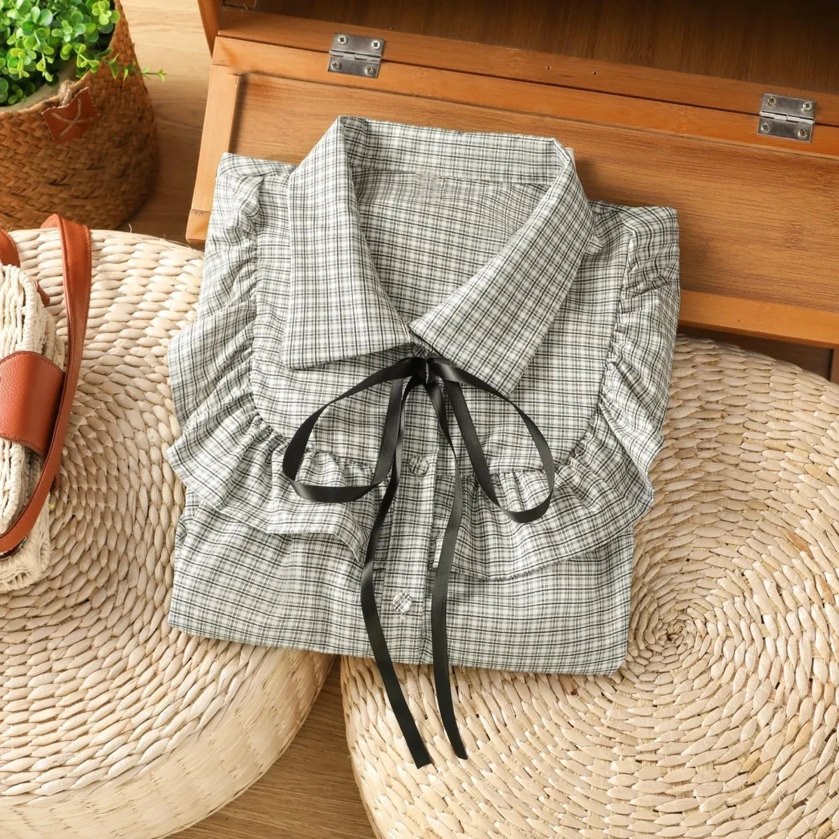 Женские клетчатые рубашки с бантом в консервативном стиле, осень 2023, свободные топы с лацканами и бантом, завязанные оборками, корейская шикарная универсальная блузка
Женские клетчатые рубашки с бантом в консервативном стиле, осень 2023, свободные топы с лацканами и бантом, завязанные оборками, корейская шикарная универсальная блузка