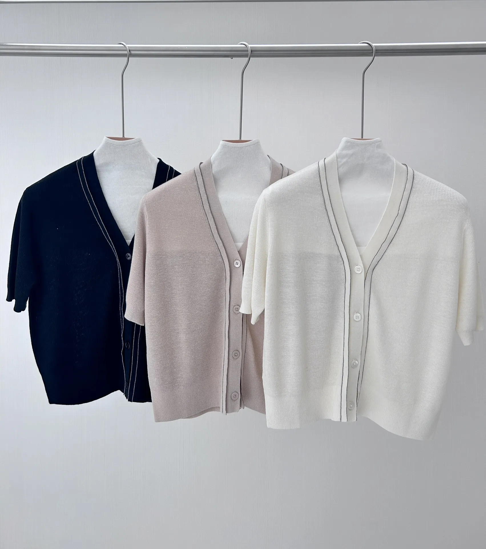 24 Spring And Summer New B*C Knitted Cardigan V-Neck Silk Linen Casual Short-Sleeved Cardigan
24 Spring And Summer New B*C Knitted Cardigan V-Neck Silk Linen Casual Short-Sleeved Cardigan