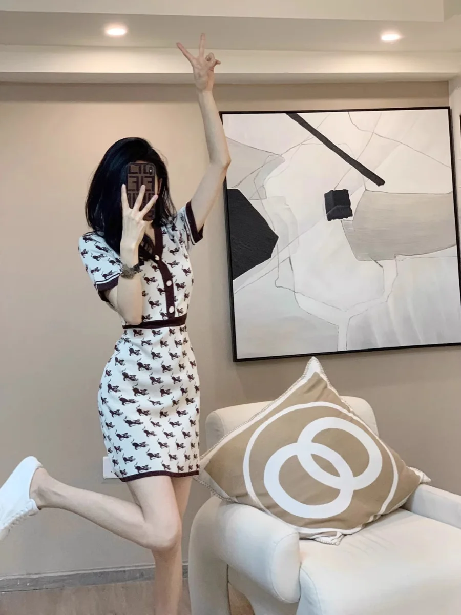 Summer 2024 Design Sensation Slim Fit Knitted Short Dress Sleeveless High Waist A-Line Korean Style Commute Wind V-Neck Dress
Summer 2024 Design Sensation Slim Fit Knitted Short Dress Sleeveless High Waist A-Line Korean Style Commute Wind V-Neck Dress