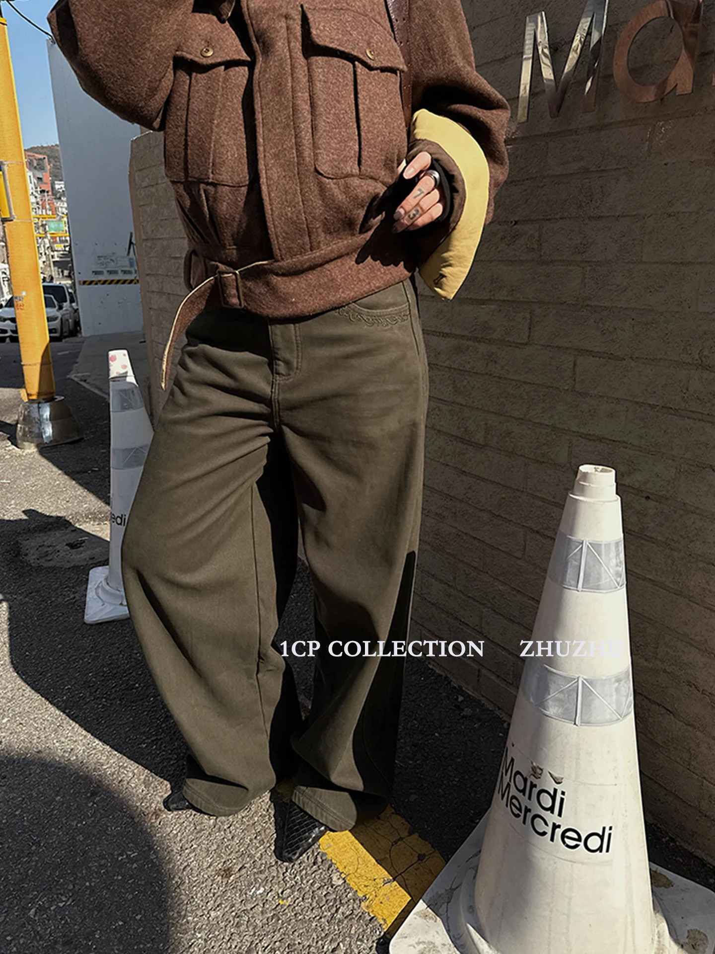 Женские зимние джинсы с вышивкой, на подкладке, прямого кроя, повседневные, с высокой талией, с декоративными элементами
Женские зимние джинсы с вышивкой, на подкладке, прямого кроя, повседневные, с высокой талией, с декоративными элементами