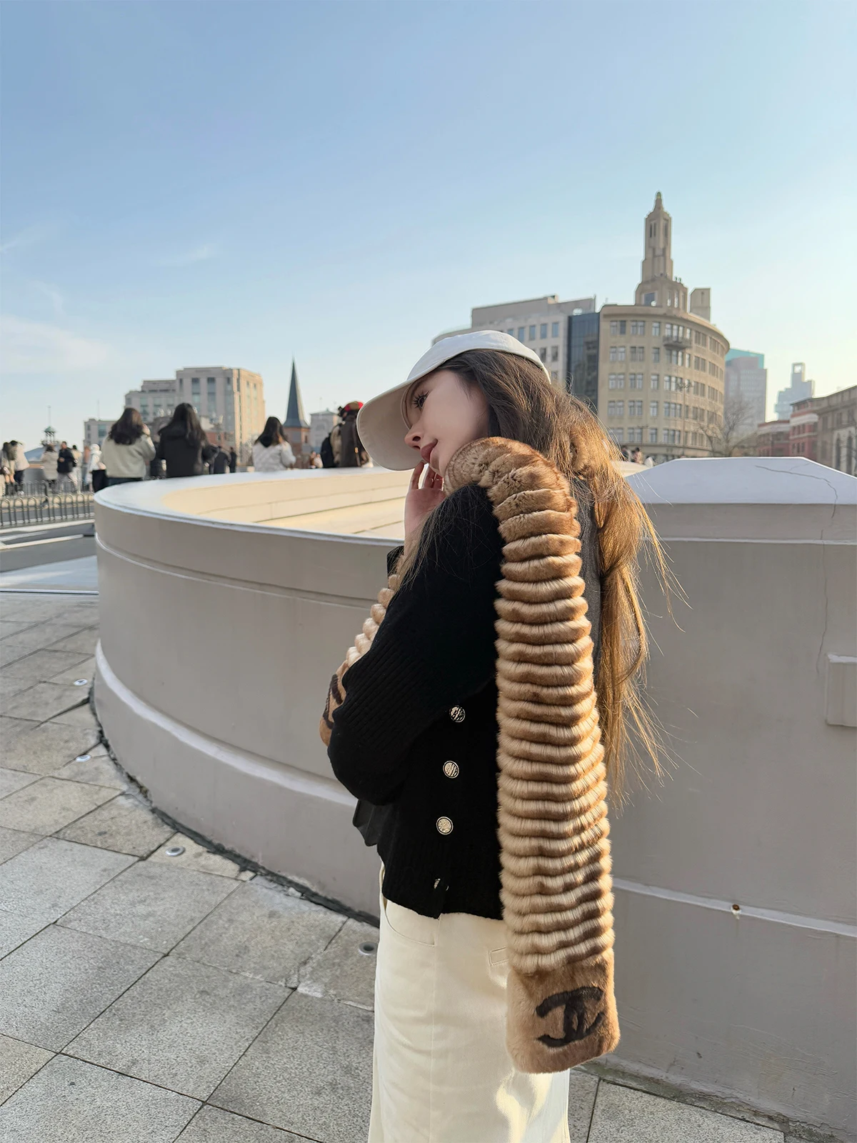 EEWEN LA MODE Женский вязаный шерстяной свитер с круглым вырезом и боковыми пуговицами, прямого кроя, с длинными рукавами, зимняя коллекция
EEWEN LA MODE Женский вязаный шерстяной свитер с круглым вырезом и боковыми пуговицами, прямого кроя, с длинными рукавами, зимняя коллекция