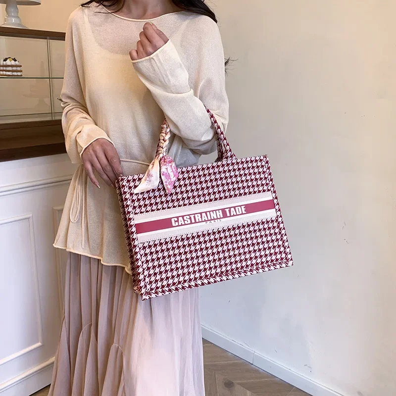 Elegant Large Capacity Crossbody Bag Paris Fashion Solid Color Leather Tote Vintage Minimalist Handbag For Stylish Women
Elegant Large Capacity Crossbody Bag Paris Fashion Solid Color Leather Tote Vintage Minimalist Handbag For Stylish Women