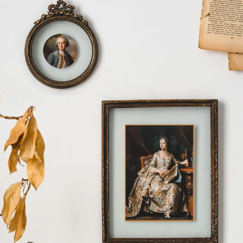Vintage Photo Frame European Wall Picture Frame Living Room Wall Decoration Classic Nostalgic Hanging Painting Artistic
Vintage Photo Frame European Wall Picture Frame Living Room Wall Decoration Classic Nostalgic Hanging Painting Artistic