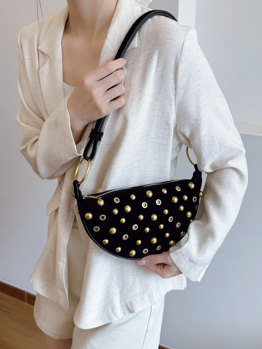 Сумка через плечо с заклепками в стиле панк для женщин, матовая кожа, сумки на плечо в форме полумесяца, американские модные уличные сумки
Сумка через плечо с заклепками в стиле панк для женщин, матовая кожа, сумки на плечо в форме полумесяца, американские модные уличные сумки