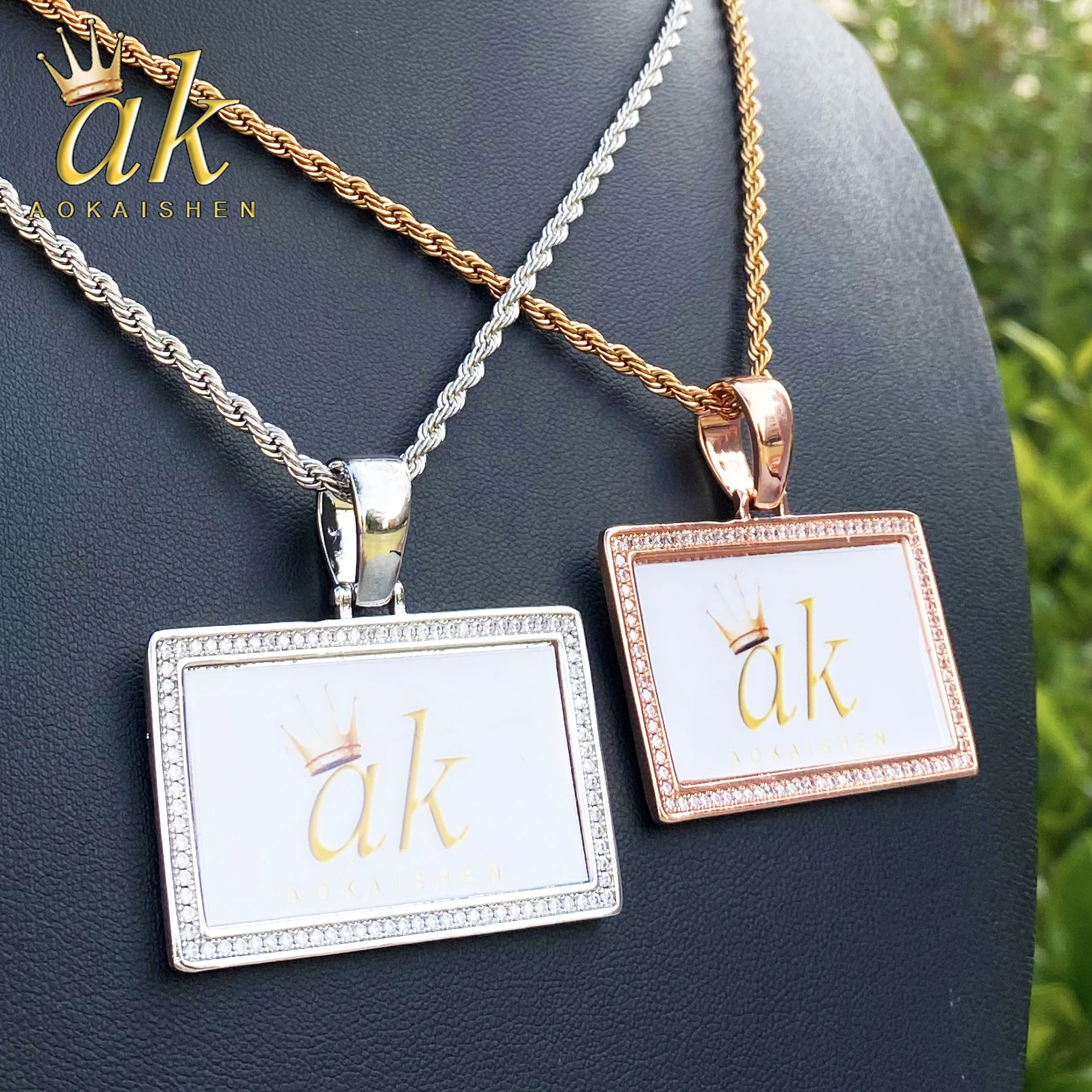 Aokaishen Iced Out прямоугольное ожерелье с фотографией на заказ, кулон для мужчин, настоящее позолоченное циркониевое ювелирное изделие в стиле хип-хоп
Aokaishen Iced Out прямоугольное ожерелье с фотографией на заказ, кулон для мужчин, настоящее позолоченное циркониевое ювелирное изделие в стиле хип-хоп