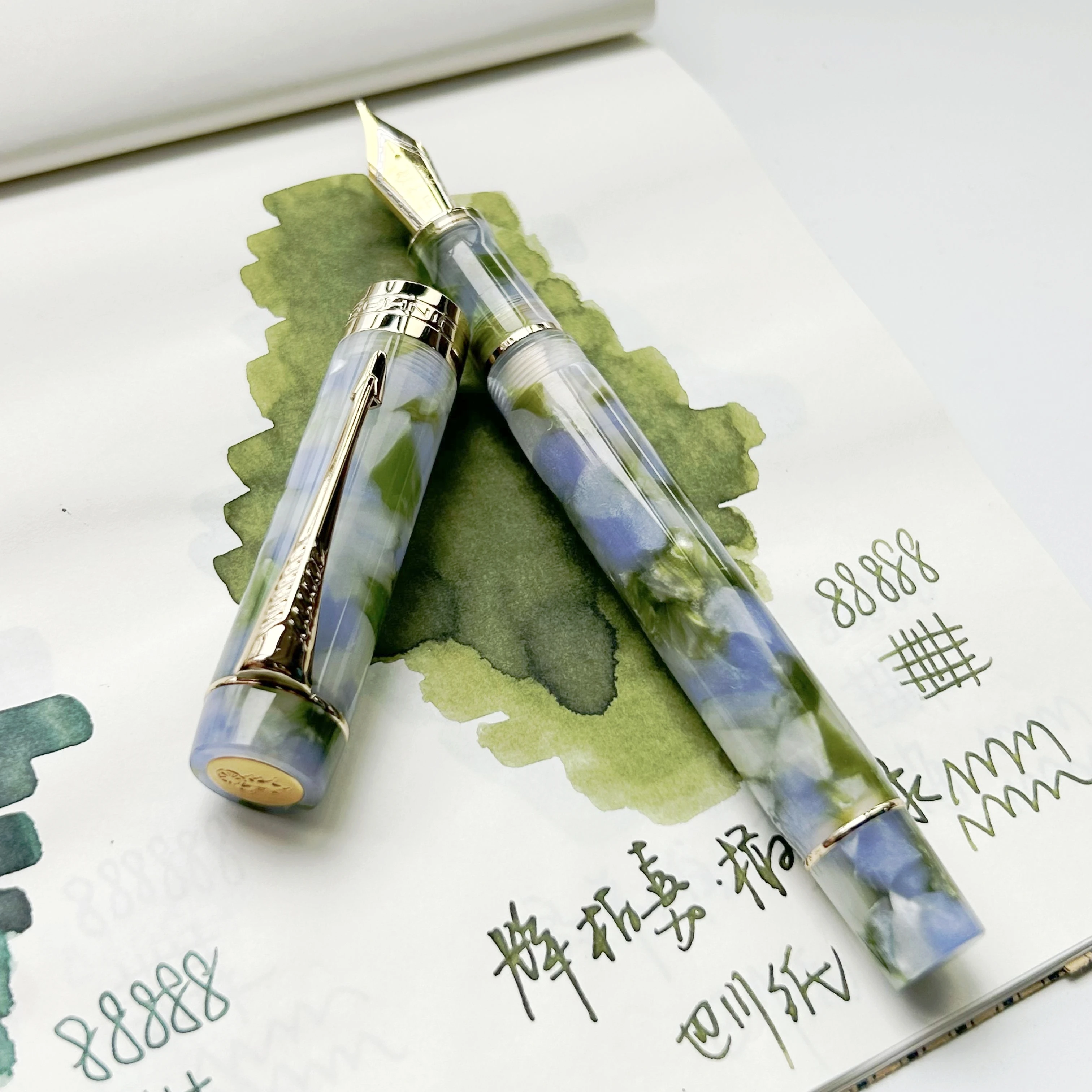 Jinhao 100-го века акриловая красочная перьевая ручка EF/F/M перо гладкий пишущий инструмент с многоразовым конвертером
Jinhao 100-го века акриловая красочная перьевая ручка EF/F/M перо гладкий пишущий инструмент с многоразовым конвертером