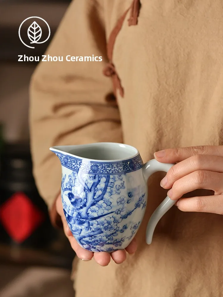 Jingdezhen Blue And White Flower Bird Public Tea Cup Gongfu Tea Set Cerc Tea Ocean Public Cup Heat Resistant Home Use Single
Jingdezhen Blue And White Flower Bird Public Tea Cup Gongfu Tea Set Cerc Tea Ocean Public Cup Heat Resistant Home Use Single