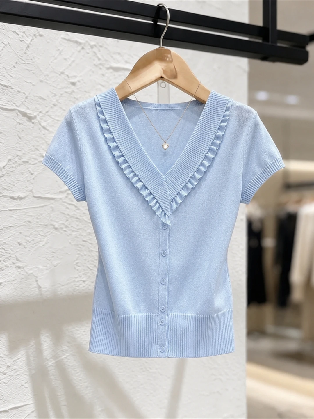 Ladies Style Sweet Short Sleeve V-Neck Single Button Ice Silk Knitted Top Summer 2026 Women's Fashion Straight Cut Knit...
Ladies Style Sweet Short Sleeve V-Neck Single Button Ice Silk Knitted Top Summer 2026 Women's Fashion Straight Cut Knit...
