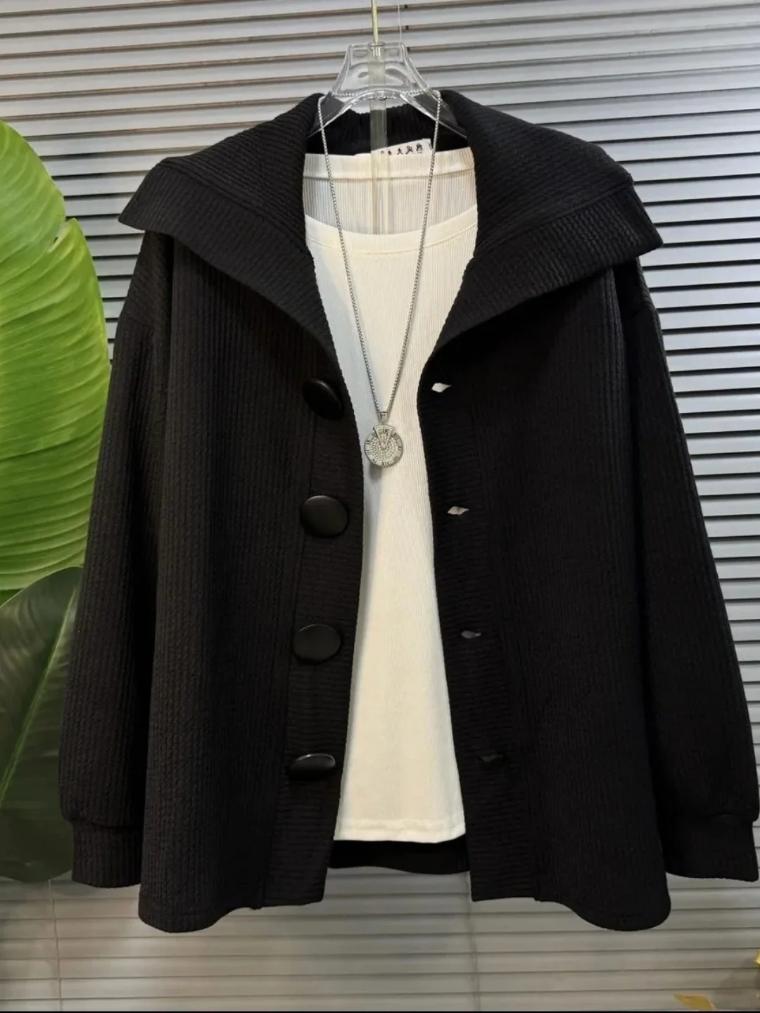 plus Size Women's Cardigan Sweatshirt Pure Color Lapel Long Sleeve Loose Fit Slimming Single Button Outerwear Special Large Size
plus Size Women's Cardigan Sweatshirt Pure Color Lapel Long Sleeve Loose Fit Slimming Single Button Outerwear Special Large Size