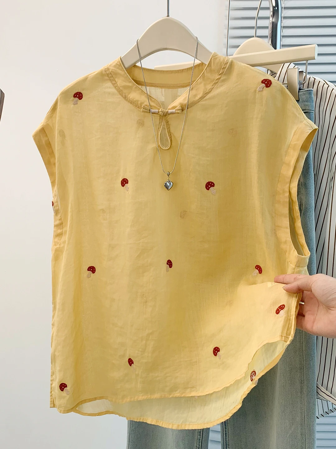 Retro Chinese Style Sleeveless Embroidered Casual Shirt Women's Loose Breathable Versatile Summer New Fashion Top
Retro Chinese Style Sleeveless Embroidered Casual Shirt Women's Loose Breathable Versatile Summer New Fashion Top