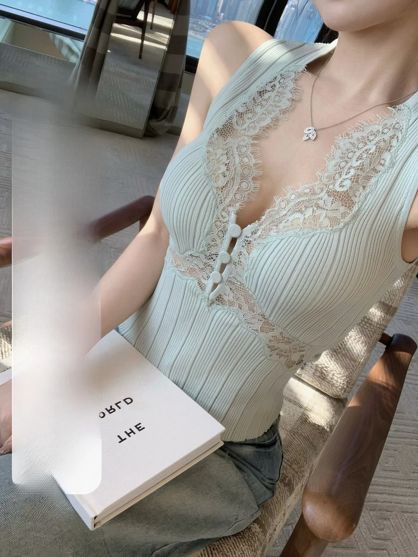 JAYKY YANG Liris Dream Lace Trim Slim Fit Vest Strap Top Women's High-End Feel V-neck Splicing Fashionable Outerwear
JAYKY YANG Liris Dream Lace Trim Slim Fit Vest Strap Top Women's High-End Feel V-neck Splicing Fashionable Outerwear