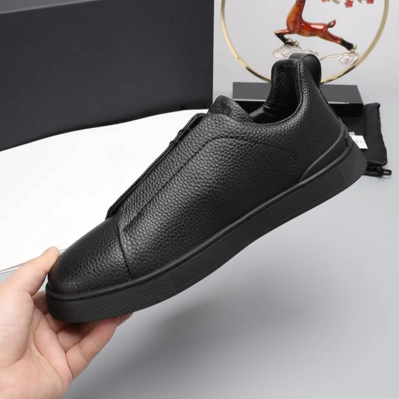 Мужские кожаные повседневные туфли без шнурков, стильные и элегантные, универсальные, простые и подходящие для использования на открытом воздухе, легко надеваются.
Мужские кожаные повседневные туфли без шнурков, стильные и элегантные, универсальные, простые и подходящие для использования на открытом воздухе, легко надеваются.