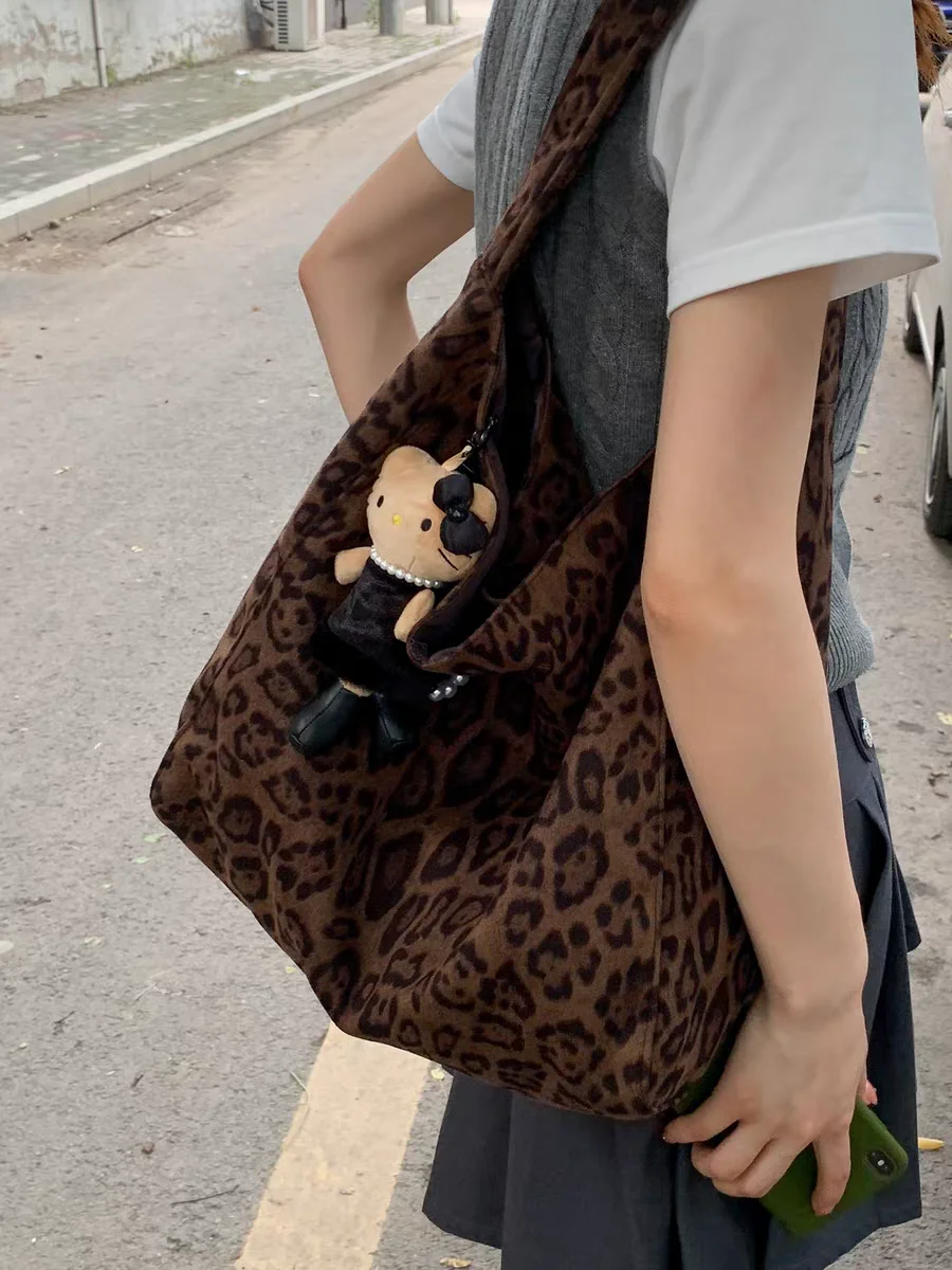 Замшевая сумка-ведро в стиле ретро с леопардовым принтом, большая вместительная сумка-ведро для колледжа, сумка-ведро для молодых женщин, магнитная синяя застежка
Замшевая сумка-ведро в стиле ретро с леопардовым принтом, большая вместительная сумка-ведро для колледжа, сумка-ведро для молодых женщин, магнитная синяя застежка