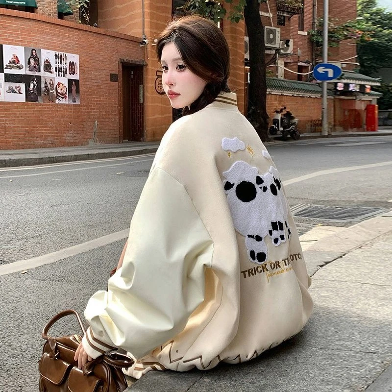  Корейская свободная бейсбольная куртка для студентов, пальто с вышивкой и надписями, универсальная весенне-осенняя женская уличная куртка
Корейская свободная бейсбольная куртка для студентов, пальто с вышивкой и надписями, универсальная весенне-осенняя женская уличная куртка 