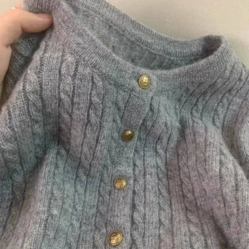 Женский однотонный кардиган с круглым вырезом, на пуговицах 
Женский однотонный кардиган с круглым вырезом, на пуговицах