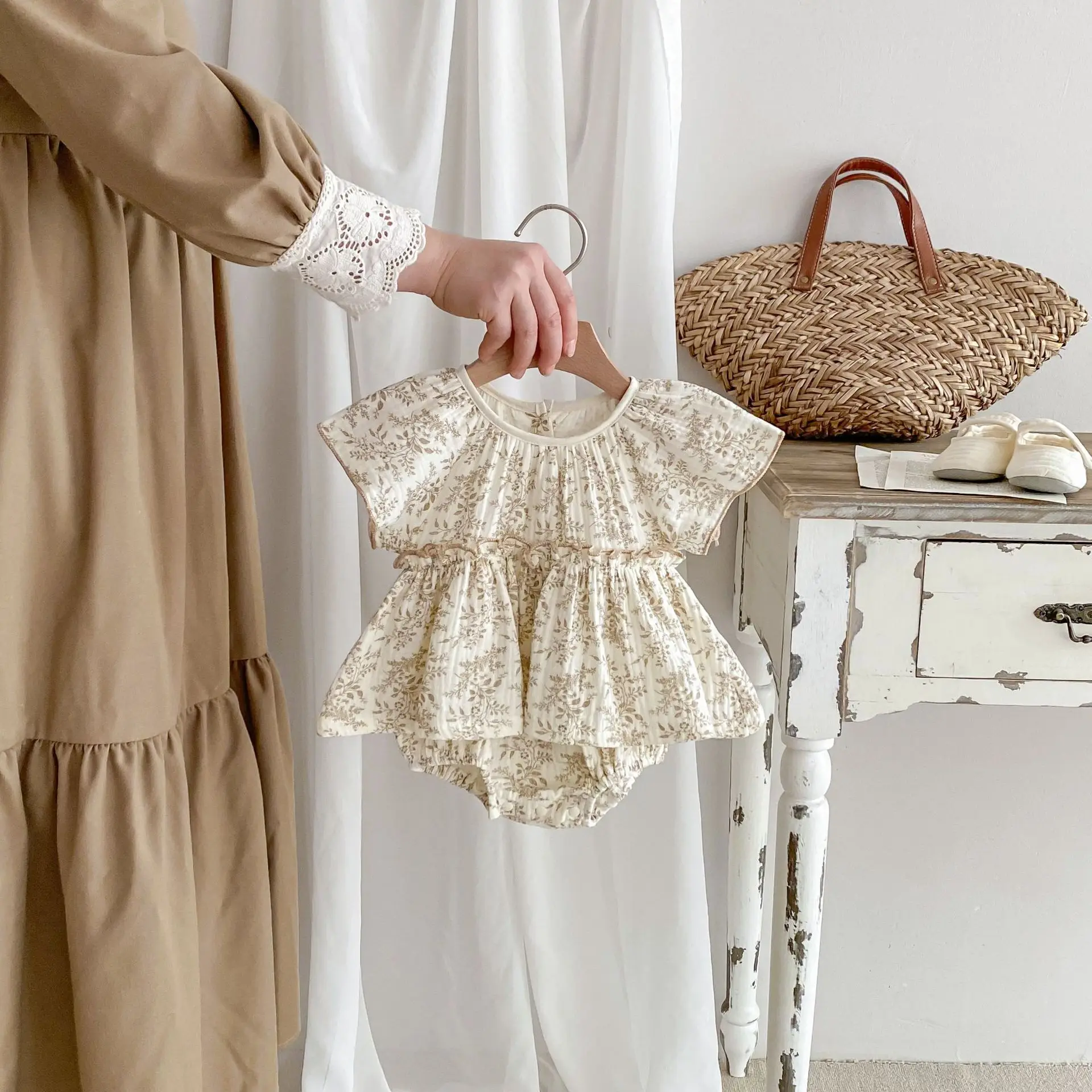 2025 Summer Ins Baby Girl Rompers Crepe Printed Fly Sleeves Muslin Infant Girls Bodysuit Ruffle Loose Thin Newborn Girl Jumpsuit
2025 Summer Ins Baby Girl Rompers Crepe Printed Fly Sleeves Muslin Infant Girls Bodysuit Ruffle Loose Thin Newborn Girl Jumpsuit