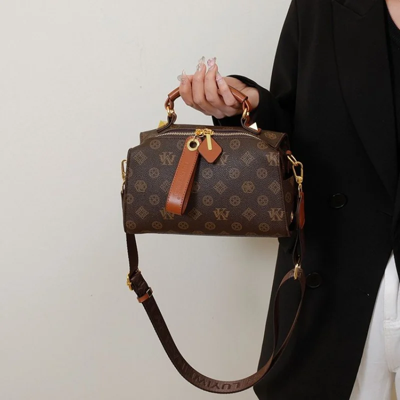 Элегантная однотонная женская сумка через плечо на молнии — модная сумка-шоппер большой вместимости с модным дизайном в Париже
Элегантная однотонная женская сумка через плечо на молнии — модная сумка-шоппер большой вместимости с модным дизайном в Париже