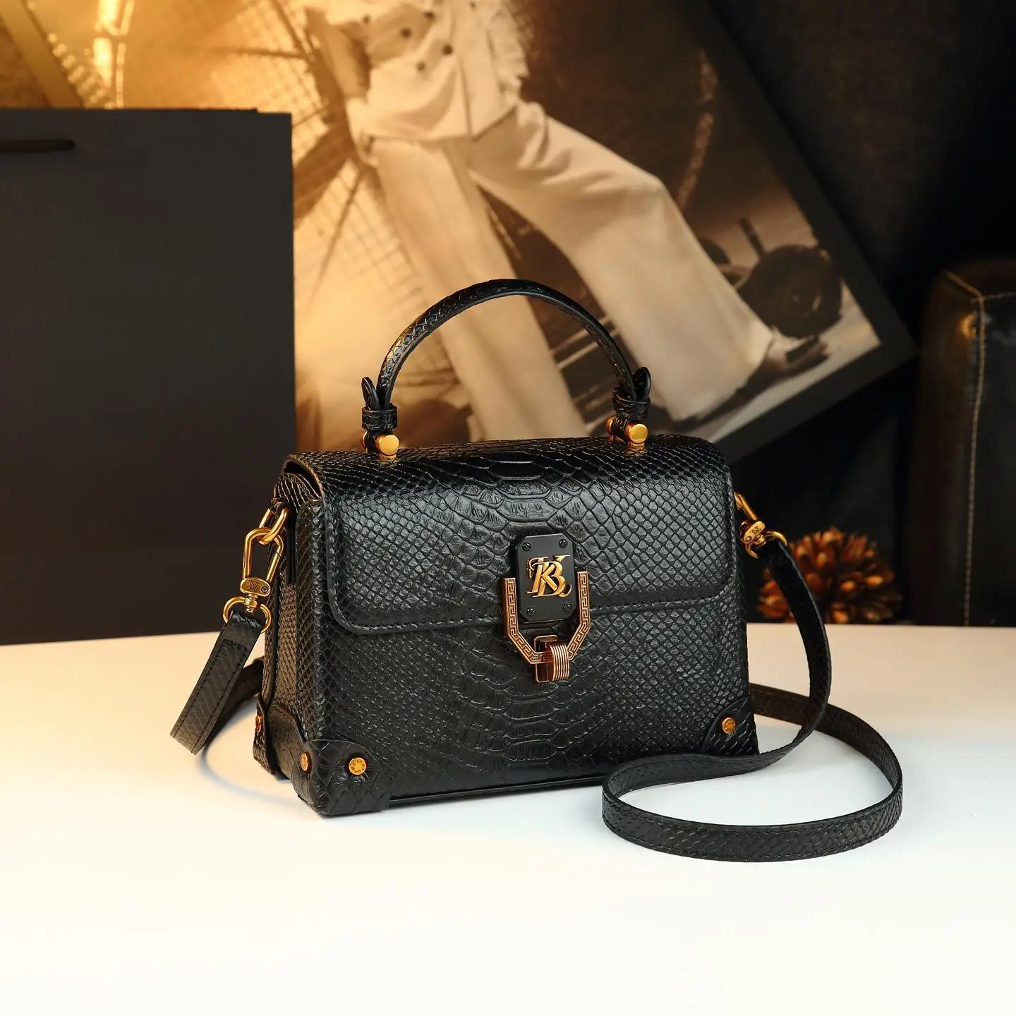 Classic Elegant Leather Tote Bag For Women Luxury Designer Crossbody Large Capacity Diaper Bag Stylish Commuter Simple Chic
Classic Elegant Leather Tote Bag For Women Luxury Designer Crossbody Large Capacity Diaper Bag Stylish Commuter Simple Chic