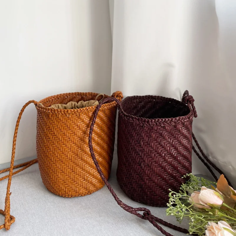 Woven bag woman Korean vegetable basket vintage top layer cowhide hand-woven bucket bag woman
Woven bag woman Korean vegetable basket vintage top layer cowhide hand-woven bucket bag woman