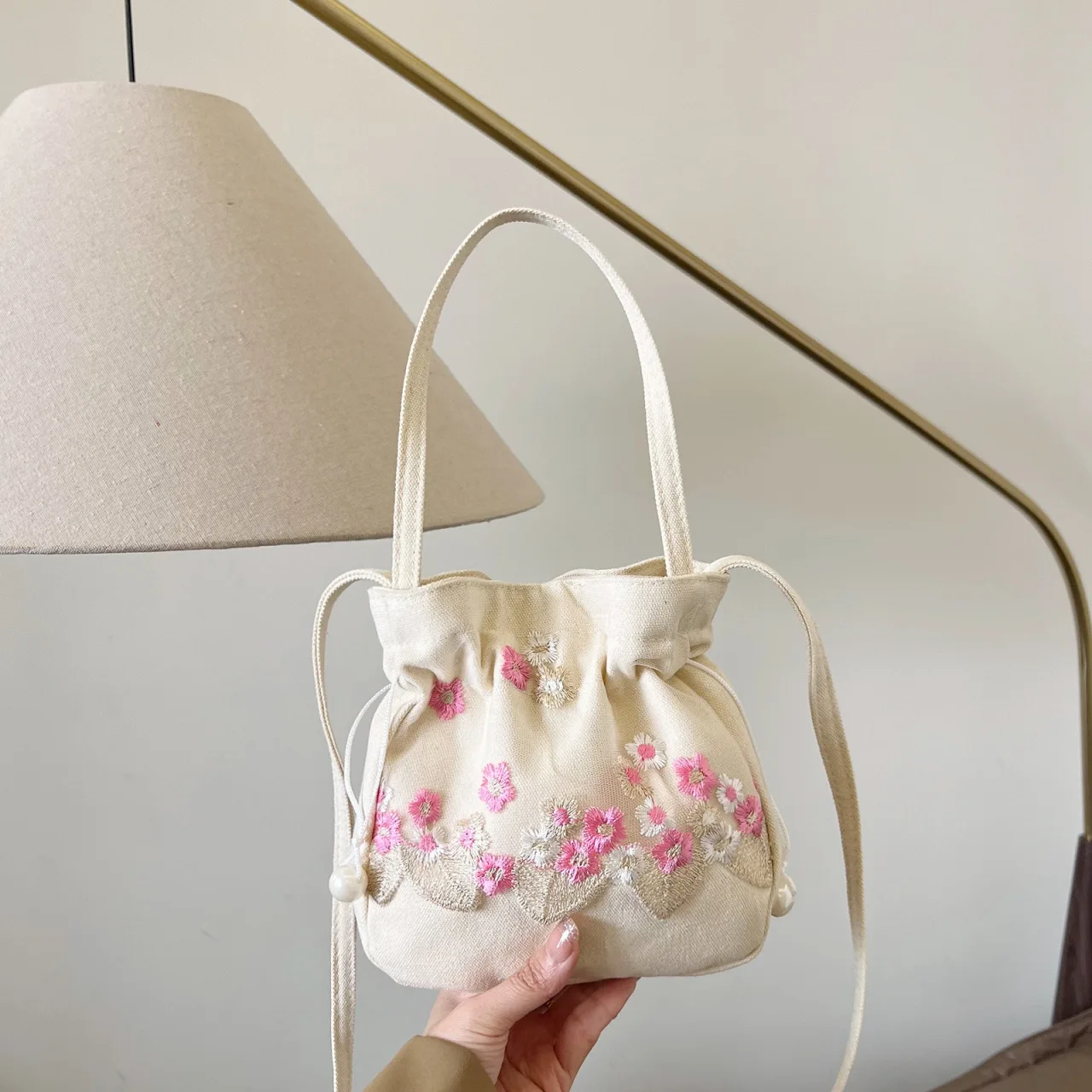 Women's Bag Embroidery Satin Silk Drawstrings Handbags Flower Storage Bags Hanfu Women Purse Wallets Casual Cosmetic Bag
Women's Bag Embroidery Satin Silk Drawstrings Handbags Flower Storage Bags Hanfu Women Purse Wallets Casual Cosmetic Bag