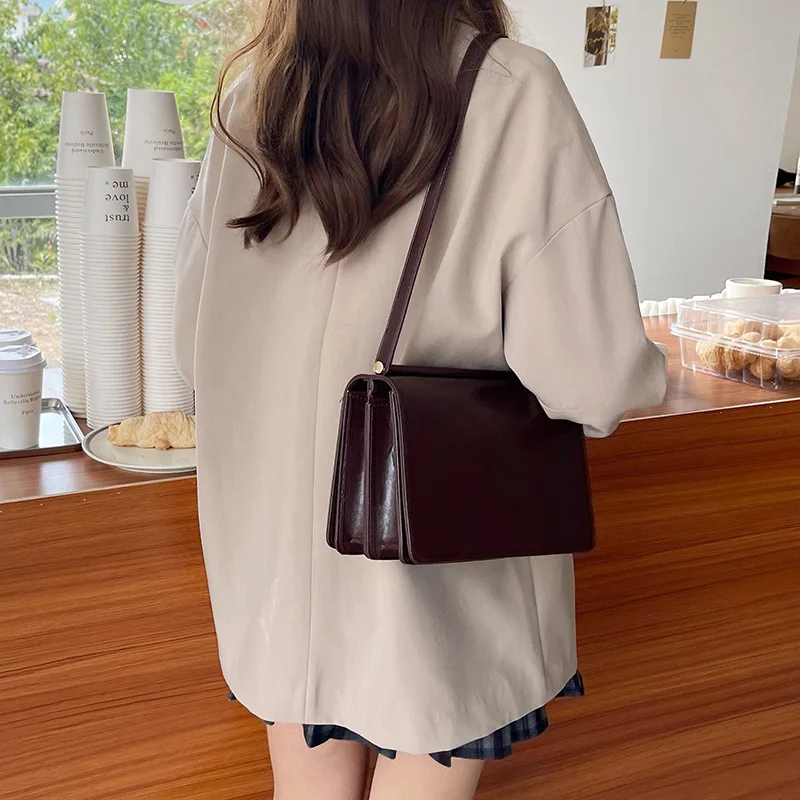 Korean version of the new spring and summer niche women's bag oil waxed leather shoulder armpit bag temperament retro handbag
Korean version of the new spring and summer niche women's bag oil waxed leather shoulder armpit bag temperament retro handbag