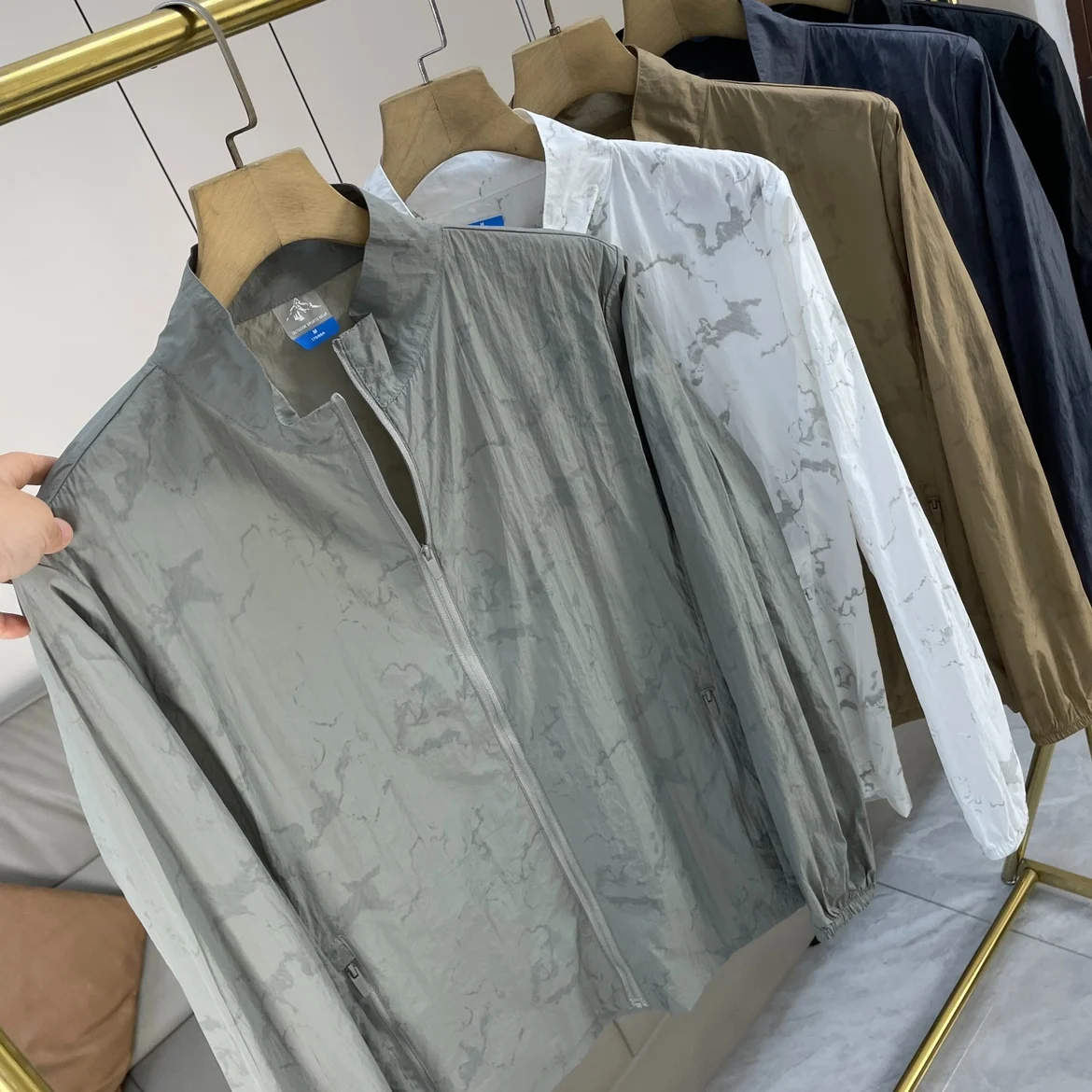 Уличный камуфляжный тонкий тюнет, летний мужской солнцезащитный крем с защитой от ультрафиолета, дышащий повседневный воротник-стойка, кожаный джерт
Уличный камуфляжный тонкий тюнет, летний мужской солнцезащитный крем с защитой от ультрафиолета, дышащий повседневный воротник-стойка, кожаный джерт