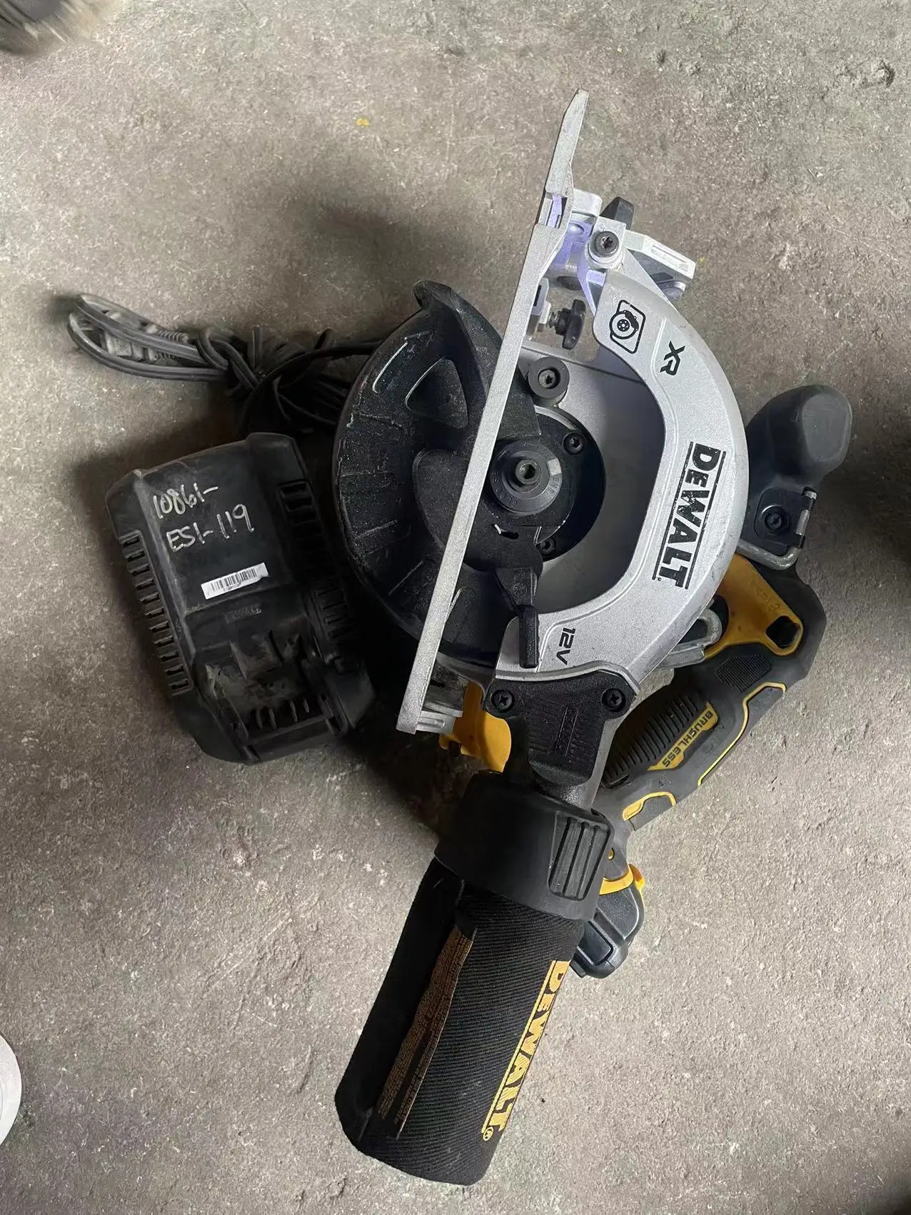 DEWALT12V Max Xtreme Cordless Circular Saw,SECOND HAND,WITH BATTERY AND CHARGER
DEWALT12V Max Xtreme Cordless Circular Saw,SECOND HAND,WITH BATTERY AND CHARGER