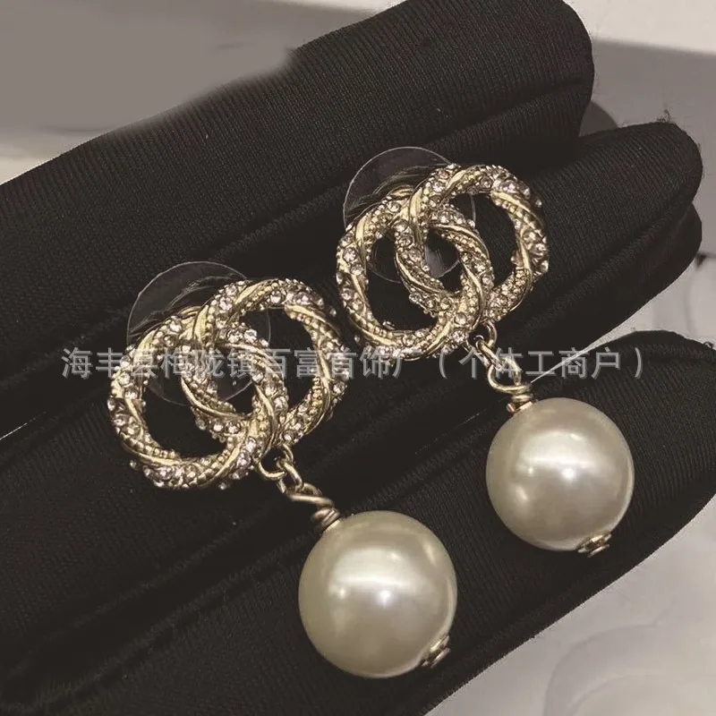 Серьги-гвоздики Double C с кристаллами, бриллиантами и жемчугом, классические, винтажные, с бахромой, премиум-класса
Серьги-гвоздики Double C с кристаллами, бриллиантами и жемчугом, классические, винтажные, с бахромой, премиум-класса