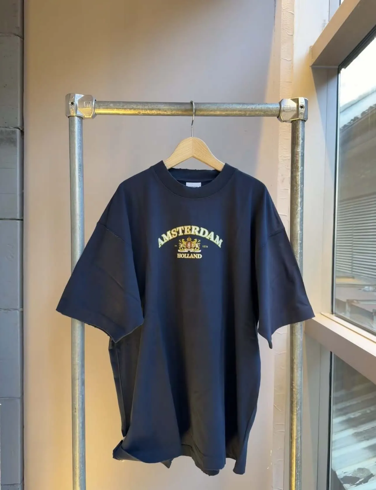 26ss VT Paris AMSTERDAM Print Men Oversized T shirts Tops Tees For Summer
26ss VT Paris AMSTERDAM Print Men Oversized T shirts Tops Tees For Summer