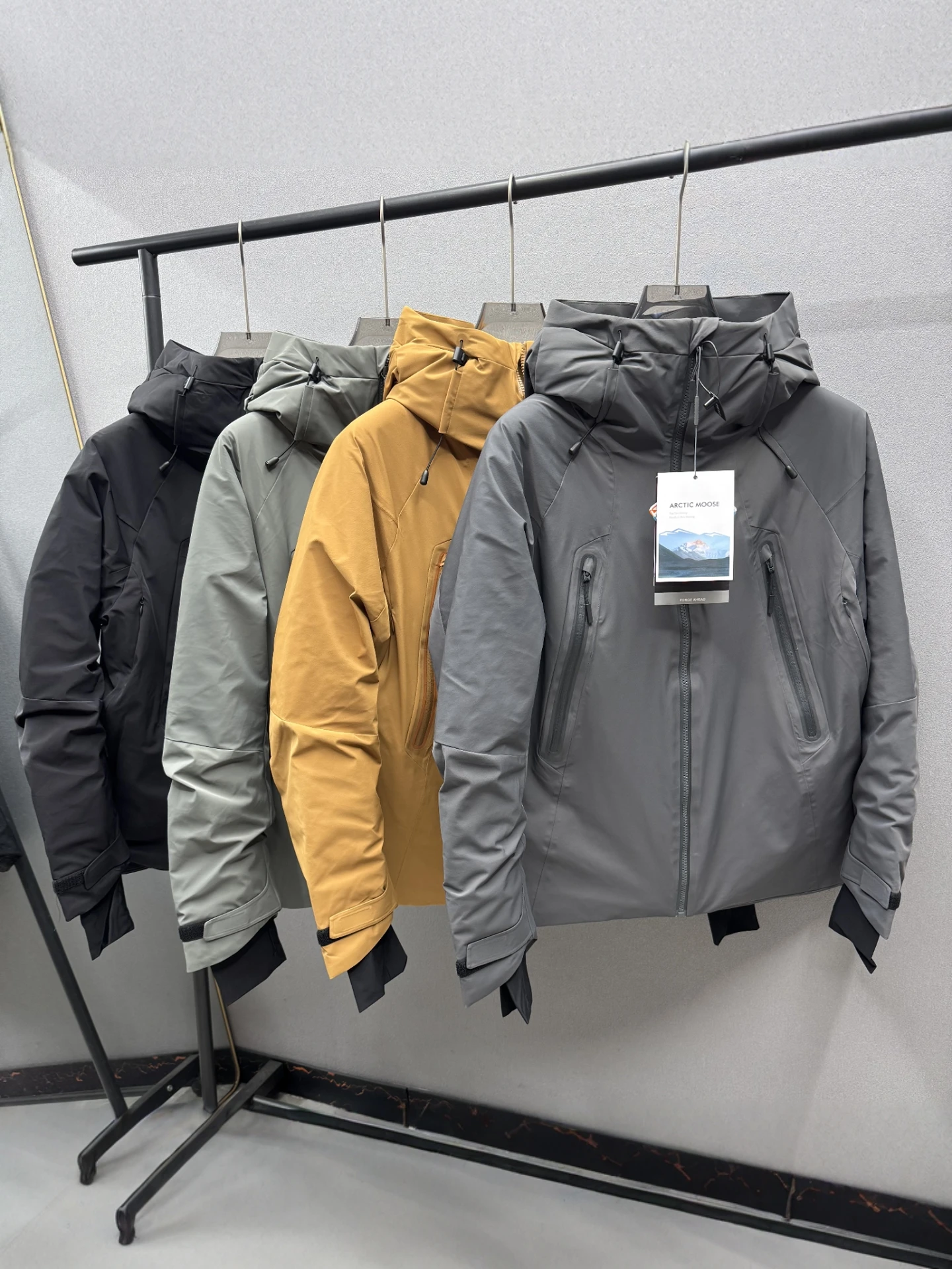 Мужская уличная куртка с капюшоном, утепленная пухом, ветрозащитная, теплая, для катания на лыжах, стандартный крой, длинный рукав, застежка-молния
Мужская уличная куртка с капюшоном, утепленная пухом, ветрозащитная, теплая, для катания на лыжах, стандартный крой, длинный рукав, застежка-молния