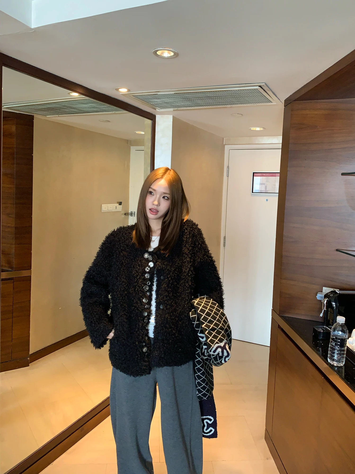 Ретро-жилет из овечьей шерсти на пуговицах, женская зимняя куртка из искусственной кожи с мехом, экологичная роскошная короткая верхняя одежда, приталенный крой
Ретро-жилет из овечьей шерсти на пуговицах, женская зимняя куртка из искусственной кожи с мехом, экологичная роскошная короткая верхняя одежда, приталенный крой